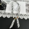 Close-up detail van retro zwart-witte paisley zijden sjaal ketting met houten kralen. - Melkachtig Wit Paisley