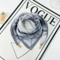 Vista dettagliata del foulard floreale blu con elegante chiusura magnetica e tessuto leggero. - Stile di fibbia magnetica 2