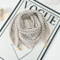 Elegante foulard quadrato con motivo geometrico e ciondoli metallici dorati chic per donna. - Stile di fibbia magnetica 4