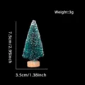 Mini ornamento per albero di Natale con aghi di pino verdi innevati e base in legno. - 7.50cm / Blu Pavone