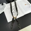Vintage kralen zijden sjaal ketting voor dames, stijlvolle zwarte en gouden nekaccessoire. - Koffiebruine en gele hartjes