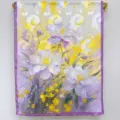 Dettaglio di sciarpa in seta con delicato motivo floreale viola e giallo per la primavera. - Iris viola chiaro