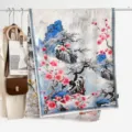 Elegante sciarpa in seta con stampa di paesaggio e fiori di prugno cinesi lunghi. - modello 2