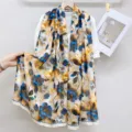 Vista dettagliata di sciarpa in seta leggera con elegante stampa floreale vintage blu e gialla. - Stile 8