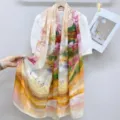 Donna lungo sciarpa stampa, motivo paesaggio tradizionale, tono giallo rosa, scialle. - Stile 13