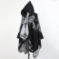 Mantella con cappuccio in maglia nera e bianca, scialle caldo invernale stile etnico donna. - mantello / Nero e Bianco