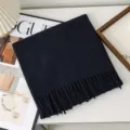 Elegante sciarpa in lana blu scuro tinta unita da donna invernale calda con frange - Nero
