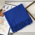 Sciarpa blu in morbida lana lavorata a maglia con frange, caldo accessorio invernale chic. - Blu zaffiro