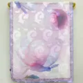 Vista dettagliata del foulard in seta floreale trasparente con stampa giardino e pizzo. - Fiore di Peonia Rosa