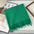 Sciarpa invernale da donna in lana verde con morbide frange, sciarpa calda ed elegante. - Verde brillante