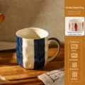Tasse a cafe en ceramique japonaise avec rayures bleues et poignee marron pour bureau. - 350ml / Bleu Encre Rayé
