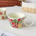 Tazza da caffè in ceramica vintage con motivo a fragola dipinto a mano, tazza da colazione. - 301-400ml / Frutta (Grande Orecchio)