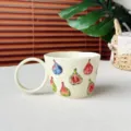 Tazza da caffè in ceramica retrò con manico rotondo e motivo di fichi, ideale per la casa. - 301-400ml / Fico (Grande Orecchio)