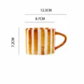 Taza de cafe de ceramica a rayas retro con asa, vajilla domestica de estilo vintage. - Taza de café / Marrón