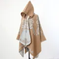 Cape poncho à capuche marron avec motif tricoté floral ethnique, vêtement d'hiver. - Cape / Chameau