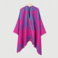 Cape de poncho d'hiver chaude tissée magenta style ethnique avec motifs floraux bleus femmes. - Écharpe fendue / Rose