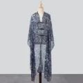 Ethnischer Stil blaue Blumen Sonnenschutz Cape transparente Gaze Schal mit chinesischen Knöpfen - Schal mit Posamentenverschluss und blauem Blumenmuster