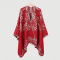 Cape châle en tricot ethnique rouge, manteau fendu élégant pour femmes hiver chaud. - Écharpe fendue / Rouge