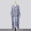 Chinesischer Stil blau-weißer Batik-Sonnenschutz-Cardigan Schal mit traditionellen Knöpfen. - Schal mit Posamentenverschluss Batik-Karo Blau