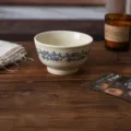 Bol à riz en céramique vintage française avec motif floral bleu, 450ml, vaisselle élégante. - Bol sur pied perlé 5 pouces