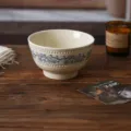 Bol à riz en céramique de style français avec bord perlé élégant et motif floral bleu pour repas. - Bol sur pied perlé 6 pouces