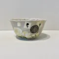 Bol en céramique à motif floral vintage avec bord ondulé, élégante variante de vaisselle rétro. - Message de fleur - Bol rond de 6,9 pouces à bord irrégulier gris