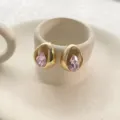Nahaufnahme rosafarbener Kristallohrringe im Tropfendesign mit goldener Fassung im Stil. - Gold Rosa Zirkonia (A1605-02C)
