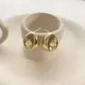 Nahaufnahme Detailansicht edler Tropfen Kristall Ohrstecker mit feinem goldenen Design. - Gold Gelb Zirkonia (A1605-02C)