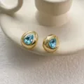 Elegante Ohrringe mit blauem Zirkon, goldenes Design, minimalistischer Stil für jeden Anlass. - Gold Blau Zirkonia (A1605-02C)