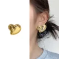 Vergoldete voluminöse Herz-Ohrringe mit Perlenrand, minimalistisches Nischendesign. - Gold (A1504-04A)