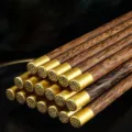 Palillos de madera de alta calidad con tapas de metal dorado y grabado Fu para regalo. - Fu Cúpula / 25cm / Madera de wengué
