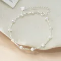Zarte Detailansicht des Silberperlenarmbands mit glitzernden facettierten Perlen und Kette. - Silber Stil 2