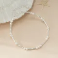 Nahaufnahme eines süßen minimalistischen Silberperlen Sternperlen Armbands im schicken Design. - Silber Stil 1