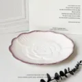 Plato de cerámica en relieve retro de lujo con borde morado, elegante diseño floral para casa. - Plato llano de 10 pulgadas "Peonía púrpura"