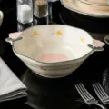 Bol à soupe en céramique avec anses fleurs roses et tulipes jaunes, vaisselle émaillée maison. - Bol à soupe à deux anses de 10 pouces