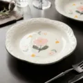 Assiette plate en céramique avec relief floral, jolie vaisselle à fleurs roses. - Assiette à bords festonnés de 7,5 pouces