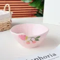 Bol en céramique rose avec motif de fraise, bord irrégulier, idéal pour les repas et la soupe. - Bol à Nouilles 6 Pouces