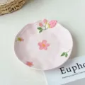 Assiette en céramique rose avec motif fraise et fleur, vaisselle dessert douce pour décor de table. - Assiette 7 Pouces