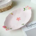 Piatto in ceramica rosa con design in rilievo 3D di fragole e fiori per una tavola elegante. - Piatto da pesce a due manici da 13 pollici