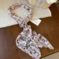 Gedetailleerd overzicht van de roze bloemige chiffon halsdoek met zachte stof en vintagestijl. - Bloemen Roos Sjaal / Roze groen bloem
