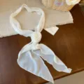 Witte chiffon roos halsketting sjaal, Franse retro stijl bloemig dames accessoire detail. - 3D Roos Sjaal / Wit
