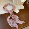 Franse vintage roze geruite chiffon halsdoek met chique roosontwerp voor damesmode accessoire - Roos Stijl Sjaal / Roze ruit