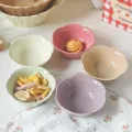 Détail de charmants petits bols en céramique en forme de fleur pour collations et sauces. - Dopamine / Plat à Sauce Floral (Lot de 5)