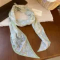 Vue détaillée d'écharpe en mousseline à imprimé floral style champêtre, bordure verte. - Style Paisley Vert