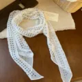 Detailaufnahme eines weißen Chiffonschals mit schwarzen Punkten, französisches Accessoire. - Weiß Polka Dot Stil (HN13426)