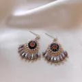 Vintage Kristall Blumen Quaste Ohrringe, elegante retro ethnische Ohrstecker Damen. - Satin Hintergrund Symmetrische Stecker Stil (43#) / Gold Rosa Schwarz
