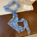 Blauwe chiffon polkadot sjaal detail, elegante bloem nek accessoire voor vrouwen mode. - Blauw Stippen