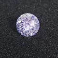 Nahaufnahme im Detail eines glitzernden, hellblauen runden Schmucksteins lose. - Lila