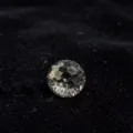 Detaillierte Nahaufnahme eines runden facettierten Edelsteins mit brillantem Feuer. - Schwarz