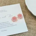 Süße rosa Rosenblüten Ohrstecker für Damen, zarte und kleine Blumen Ohrringe Schmuck. - Dunkelrosa